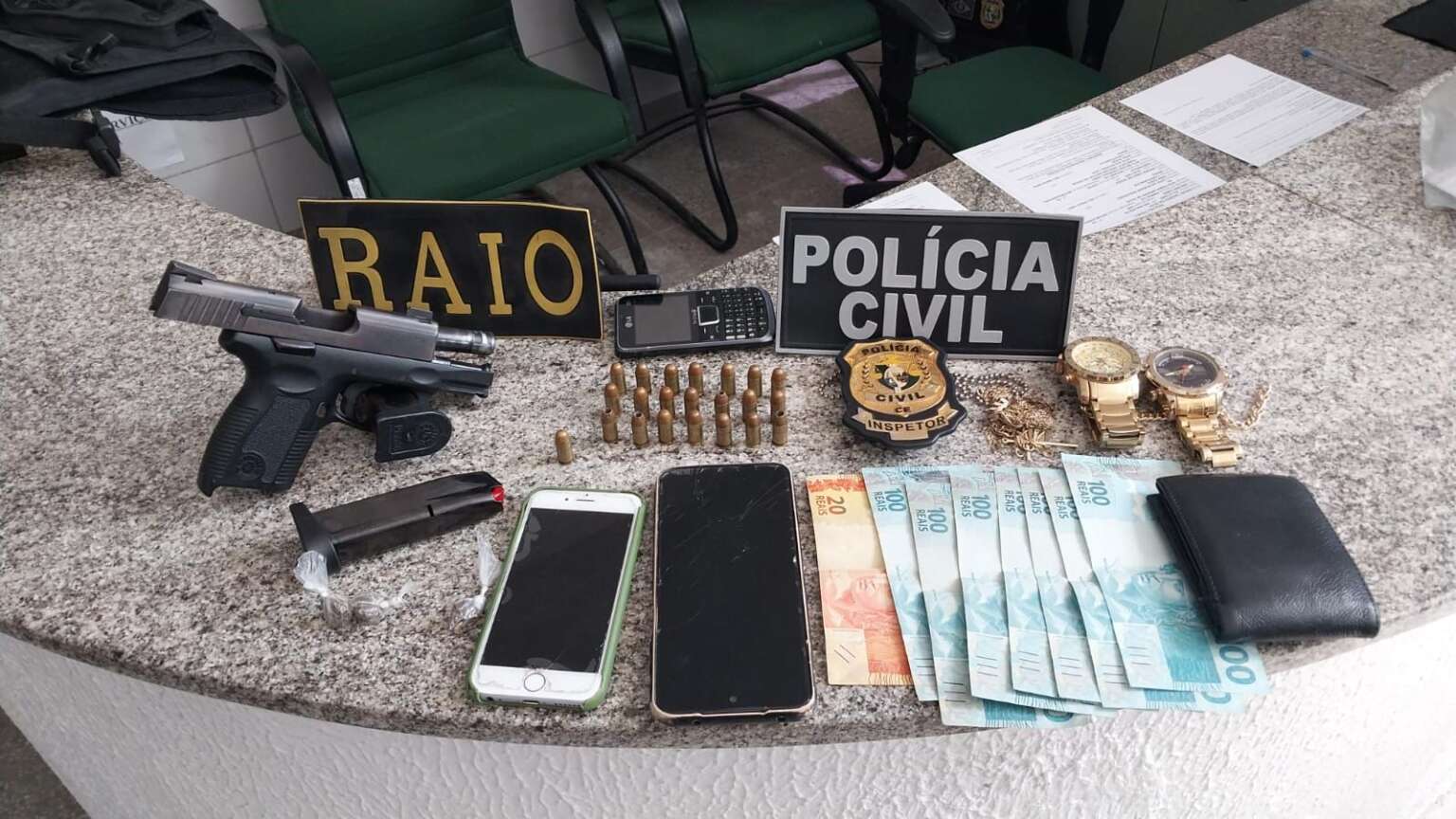 Mandado de prisão preventiva pelos crimes de homicídio e roubo é