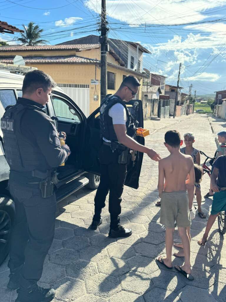 Durante ação de patrulhamento policiais civis distribuem chocolates